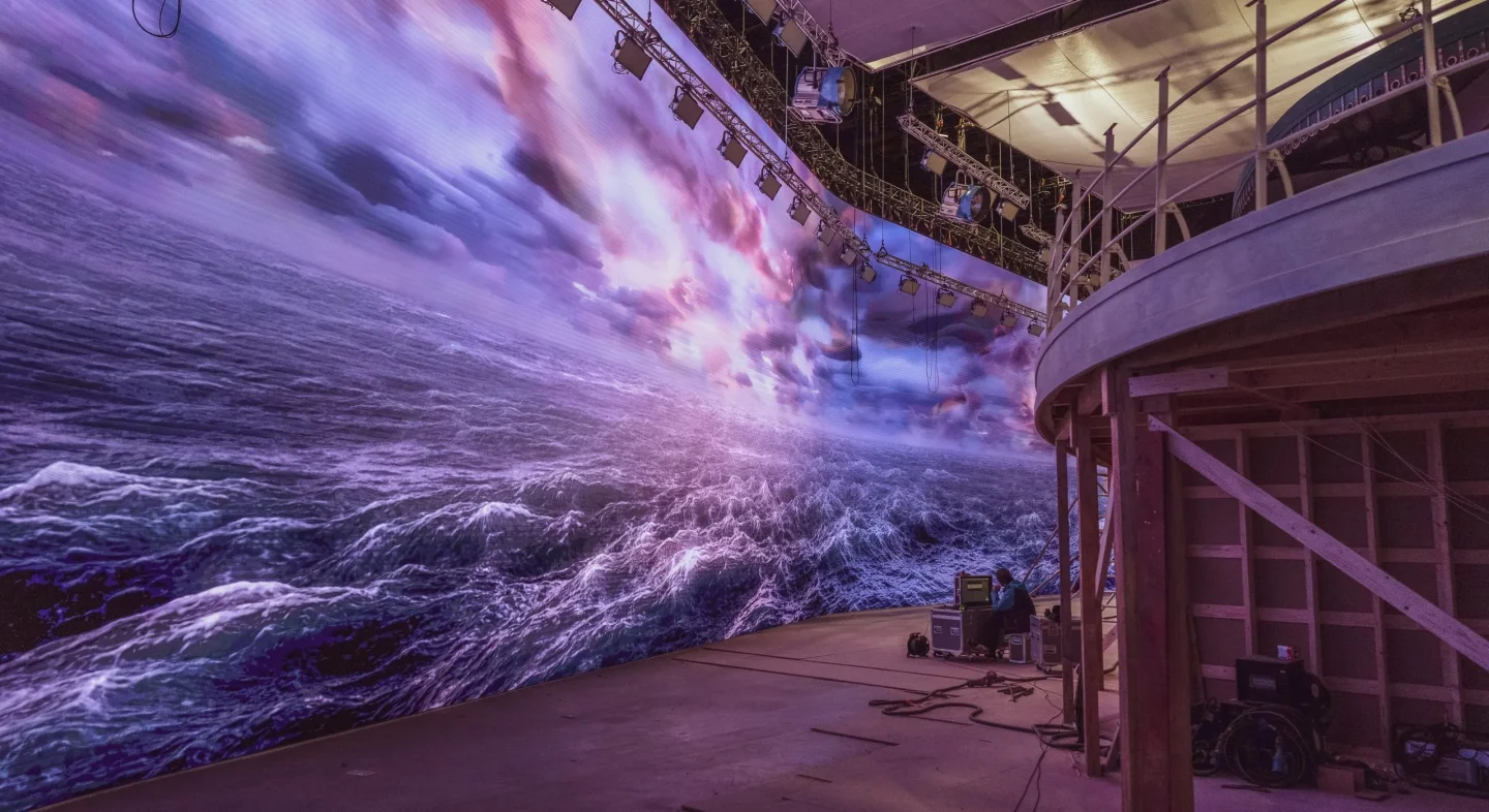 Poor things led wall 2 a 197x33 led wall built with 2400 infiled 2 6mm led panels displayed surreal ocean vistas for scenes aboard a steamship dbmk2 2 6mm 2560x1398.jpg