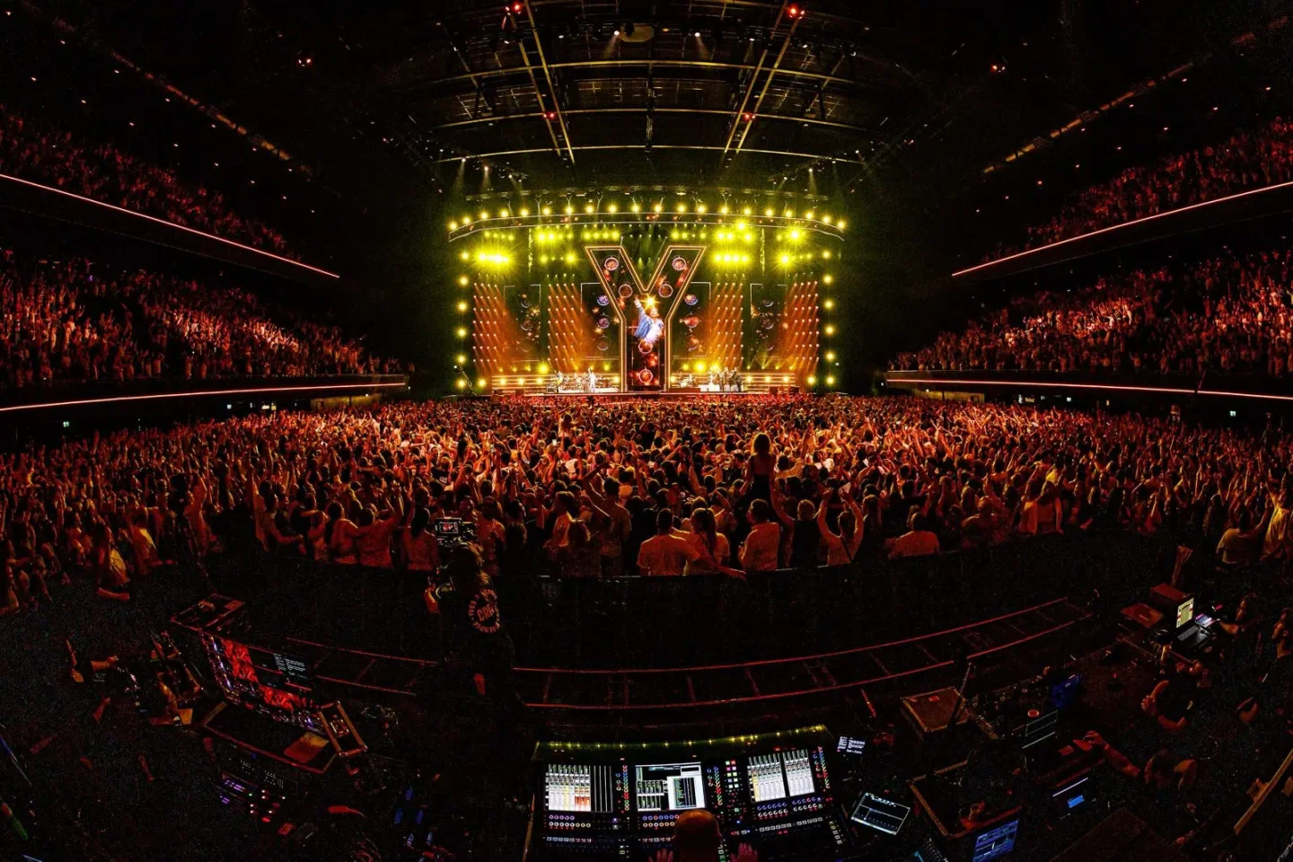 Yves berendse concert at ziggo dome y shape is infiled ar3 9 photo by bart heemskerk 2.jpg