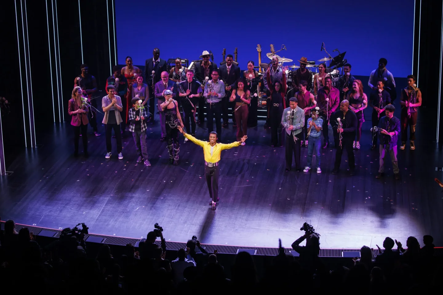 Se mj dasmichaeljacksonmusical deutschlanpremiere benetmonteiro als mj und ensemble schlussapplaus 0033 2560x1707.jpg
