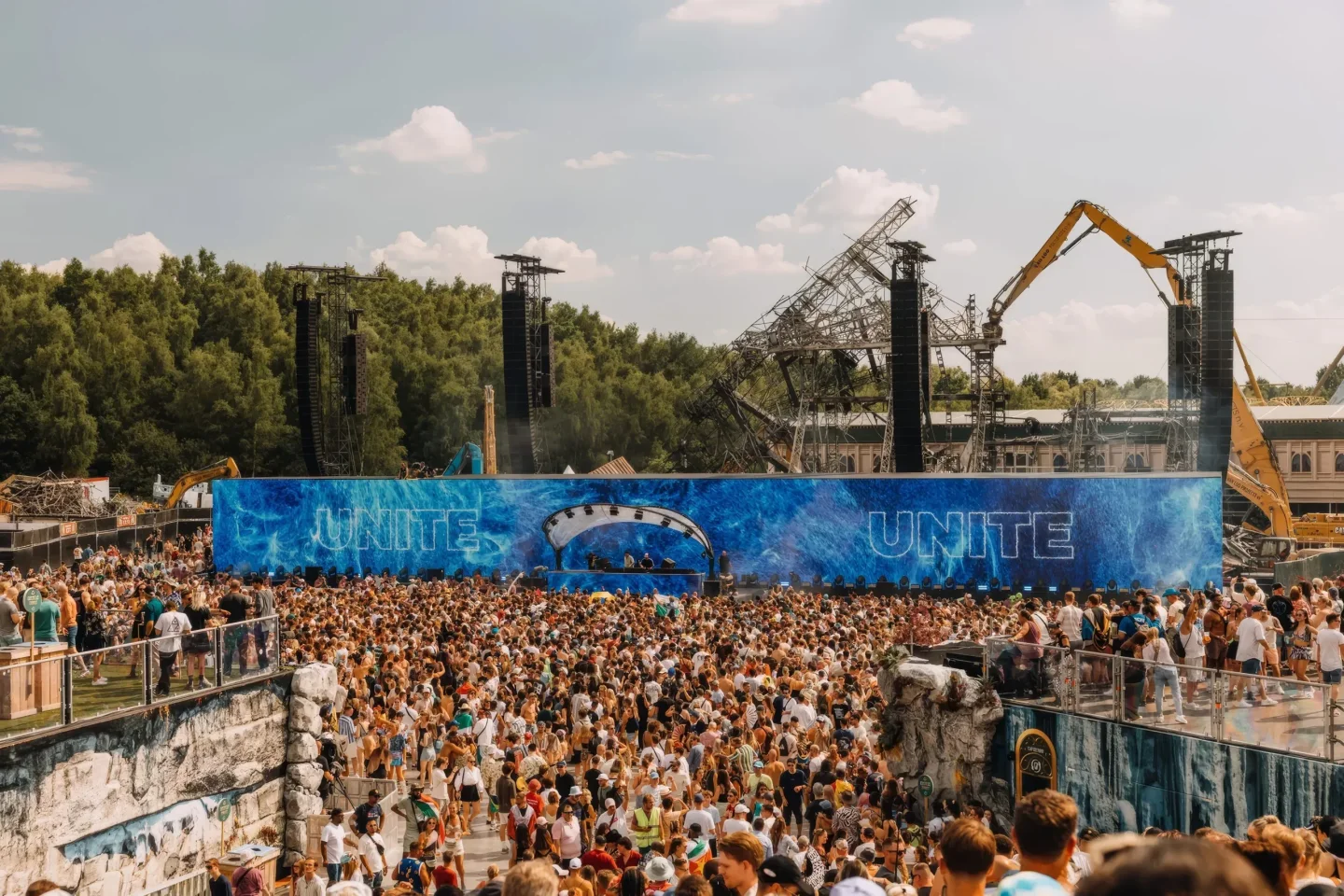 Tomorrowland 2025 ar series within a very tight window on site teams reassembled a clean modern substitute mainstage 8 m high and 70 m wide using nearly 700 led cabinets 2560x1707.jpeg